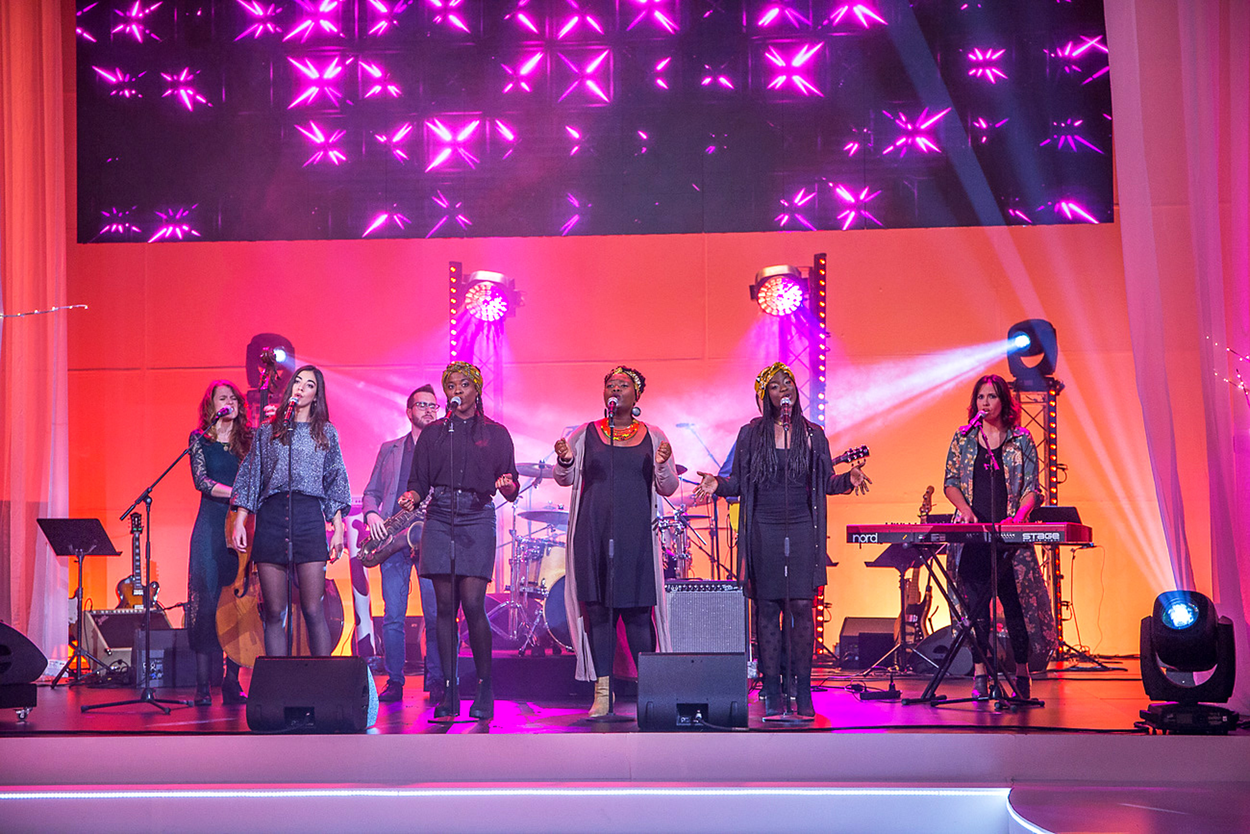 Sara Terraza, Wom, and Funkystep & The Sey Sisters sing the song 'Els rius del món' at the TV3 studio for the station's telethon (by TV3)